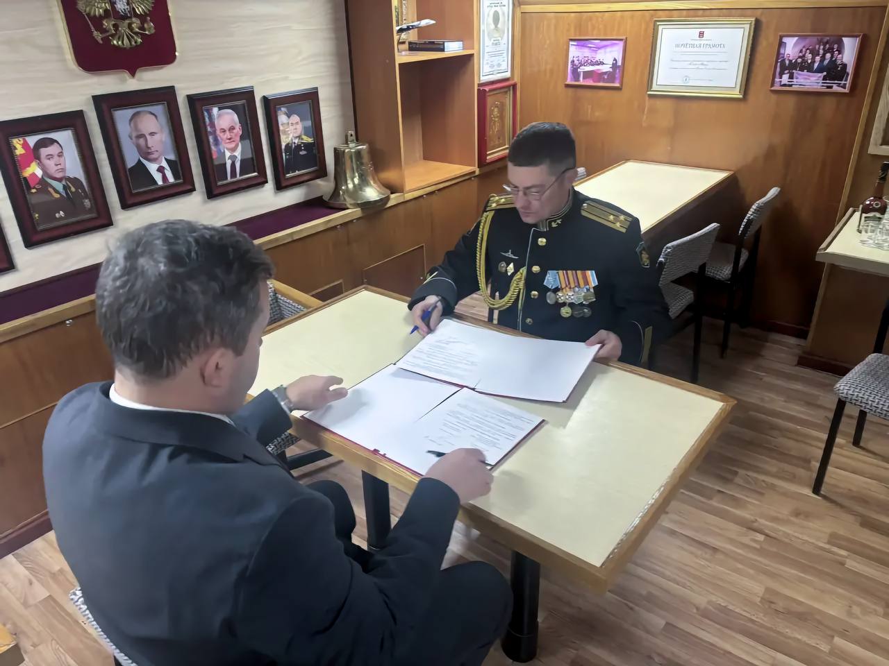 Дмитрий Махиня: Возобновили дружеские связи, подписали новое соглашение о сотрудничестве с командиром 10 дивизии атомных подводных лодок Командования подводных сил Тихоокеанского флота, капитаном 1 ранга Иваном Анатольевичем... Дмитрий Махиня: Возобновили дружеские связи, подписали новое соглашение о сотрудничестве с командиром 10 дивизии атомных подводных лодок Командования подводных сил Тихоокеанского флота, капитаном 1 ранга Иваном Анатольевичем...