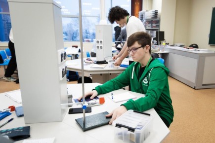 Владимир Мазур: Продолжаем оснащение школ области современным учебным оборудованием