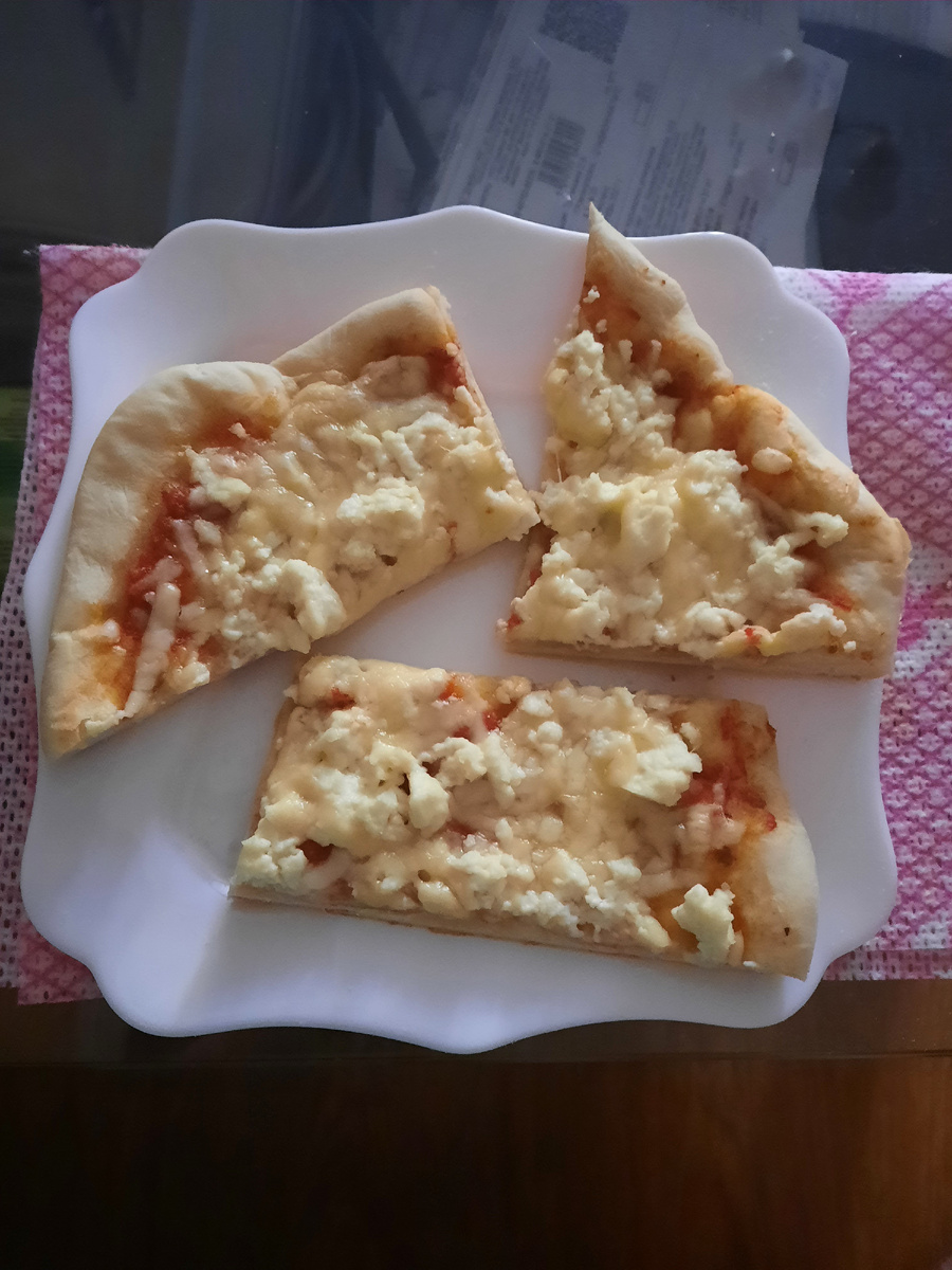 Пицца на сковороде: простой рецепт трех сыров