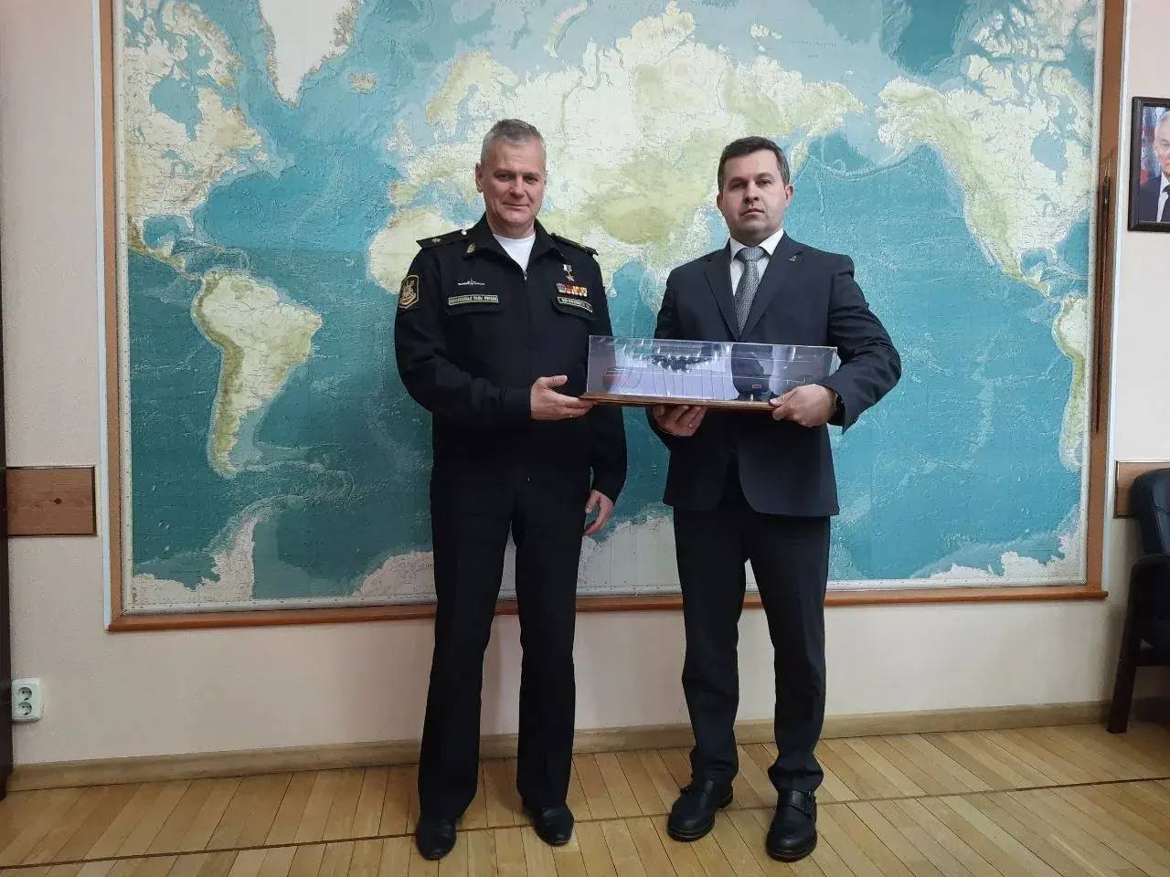 Дмитрий Махиня: Возобновили дружеские связи, подписали новое соглашение о сотрудничестве с командиром 10 дивизии атомных подводных лодок Командования подводных сил Тихоокеанского флота, капитаном 1 ранга Иваном Анатольевичем... Дмитрий Махиня: Возобновили дружеские связи, подписали новое соглашение о сотрудничестве с командиром 10 дивизии атомных подводных лодок Командования подводных сил Тихоокеанского флота, капитаном 1 ранга Иваном Анатольевичем...