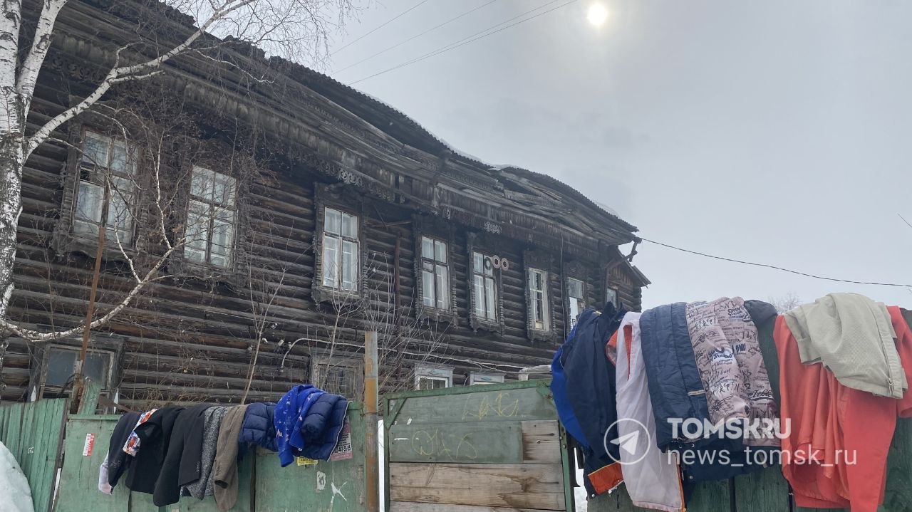 Часть крыши обрушилась в жилом деревянном доме на улице Шишкова в Томске Часть крыши обрушилась в жилом деревянном доме на улице Шишкова в Томске
