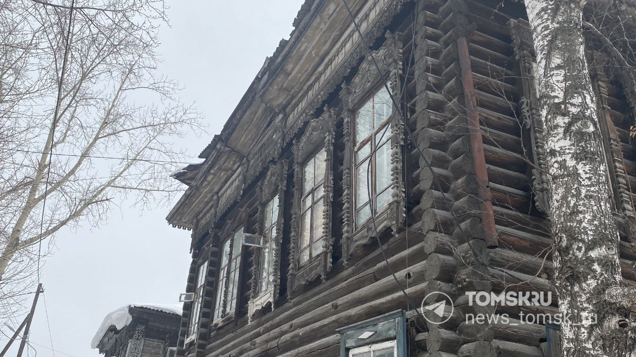 Часть крыши обрушилась в жилом деревянном доме на улице Шишкова в Томске Часть крыши обрушилась в жилом деревянном доме на улице Шишкова в Томске