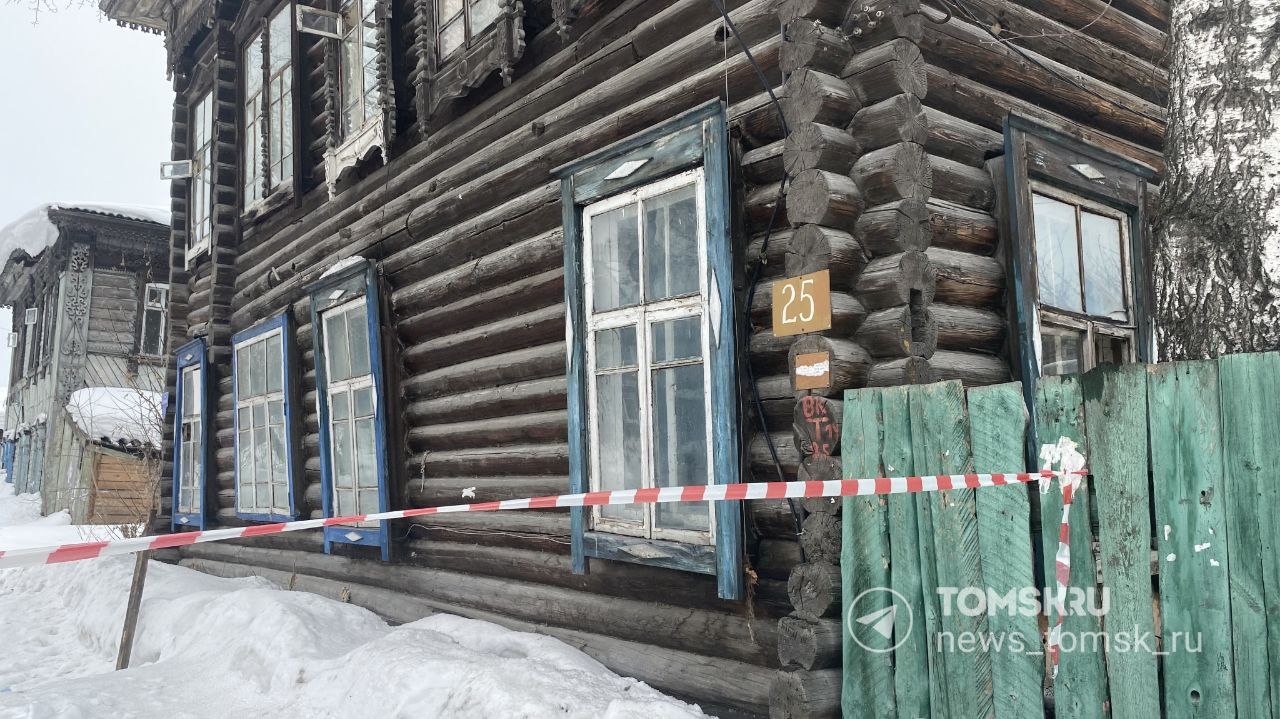 Часть крыши обрушилась в жилом деревянном доме на улице Шишкова в Томске Часть крыши обрушилась в жилом деревянном доме на улице Шишкова в Томске