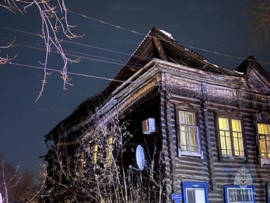 Крыша двухэтажного деревянного жилого дома частично обрушилась на площади 200 кв. м в Октябрьском районе Томска, пострадавших нет, сообщили в ГУ МЧС России по области