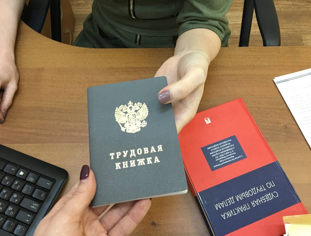 Прокуратура Томского района защитила трудовые права несовершеннолетнего сотрудника пункта выдачи заказов маркетплейса