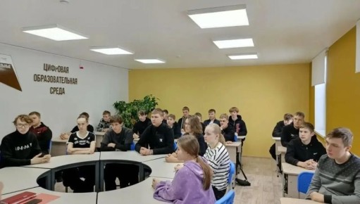 Начальник ОП «Александровское» МО МВД России «Стрежевской» майор полиции Алена Калинина провела для студентов Александровского филиала Томского политехнического техникума урок на тему «Кибербезопасность-2026.Твоя цифровая...