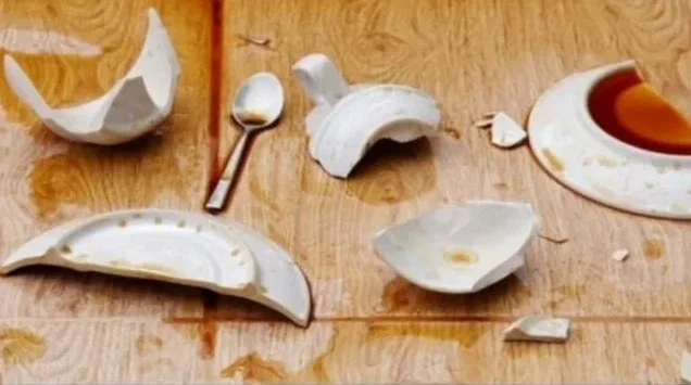 Разбитая посуда в ресторане: законно ли требование оплаты и как отказаться