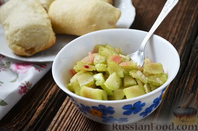 Летние рецепты с ревенем: от сырников до заливного пирога