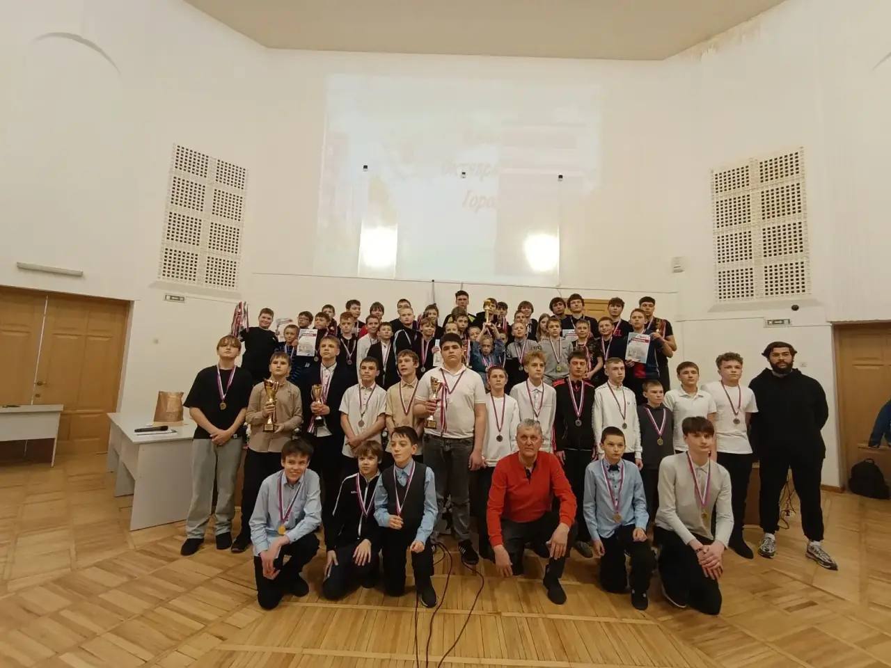 Юных футболистов наградили в Октябрьском районе