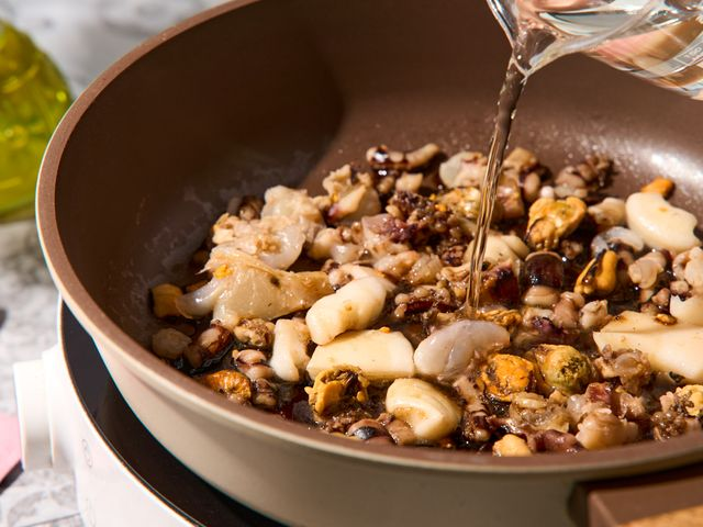 Вкусный морской коктейль с рисовой лапшой для домашнего ужина