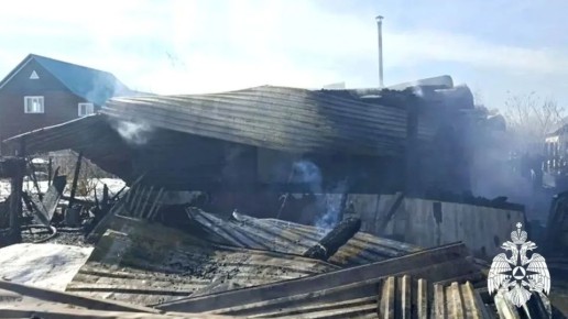 В Томском районе загорелся дом: пострадал человек, сгорели постройки и автомобиль