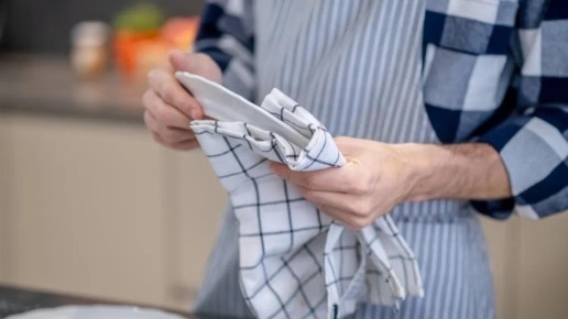 Чистота на кухне: как часто менять тряпки, чтобы не разводить бактерии