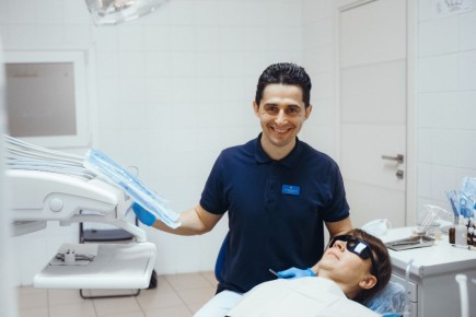 Профессиональная чистка зубов: ключ к идеальной улыбке и долговечным протезам