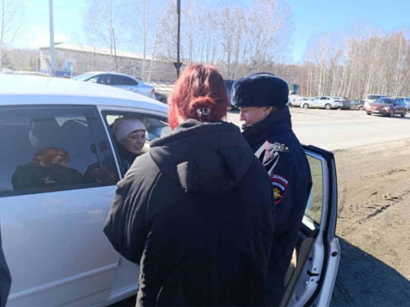 В Томской области полицейские совместно со студентами организовали профилактическую акцию по безопасности дорожного движения В Томской области полицейские совместно со студентами организовали профилактическую акцию по безопасности дорожного движения