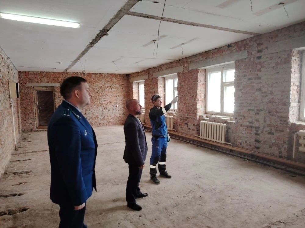 Прокуратура Тегульдетского района Томской области контролирует капитальный ремонт здания школы в райцентре