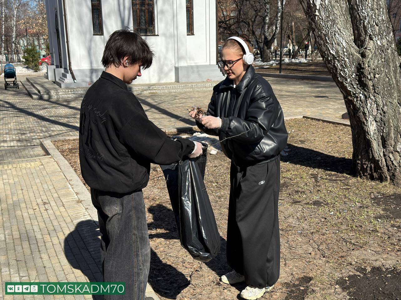 Волонтеры "Снежной вахты" навели порядок в сквере Героев Чернобыля Волонтеры "Снежной вахты" навели порядок в сквере Героев Чернобыля