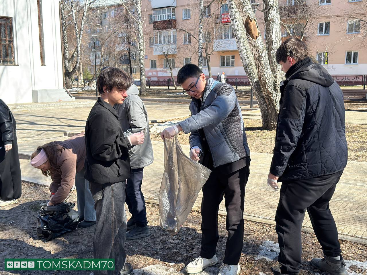 Волонтеры "Снежной вахты" навели порядок в сквере Героев Чернобыля Волонтеры "Снежной вахты" навели порядок в сквере Героев Чернобыля