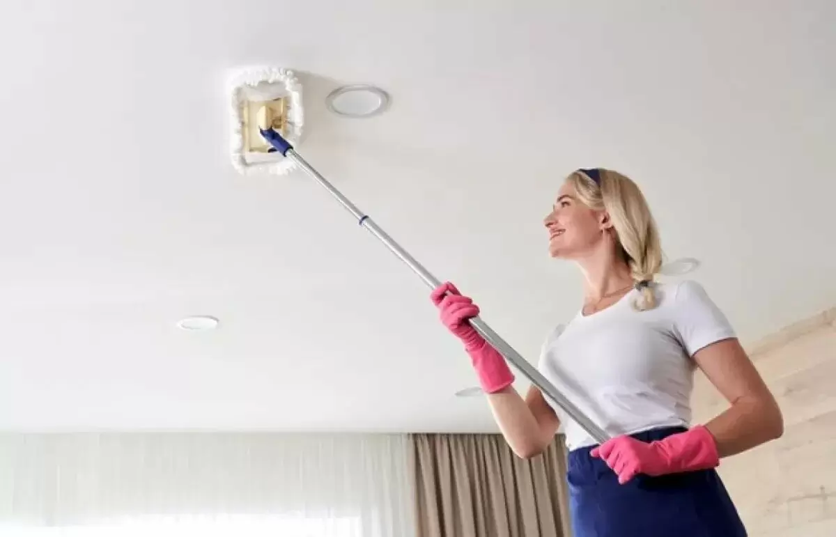 Советы по уходу за натяжными потолками для идеальной чистоты