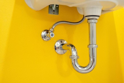 Эффективные методы борьбы с засорами в ванной: советы по очистке слива