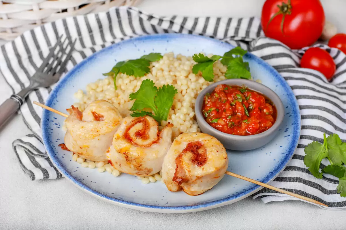 Весенние шашлычки: легкий рецепт курицы с беконом и неповторимым соусом