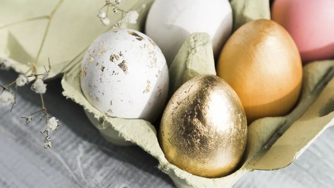 Космические, мраморные, винные: 5 идей, как покрасить яйца на Пасху