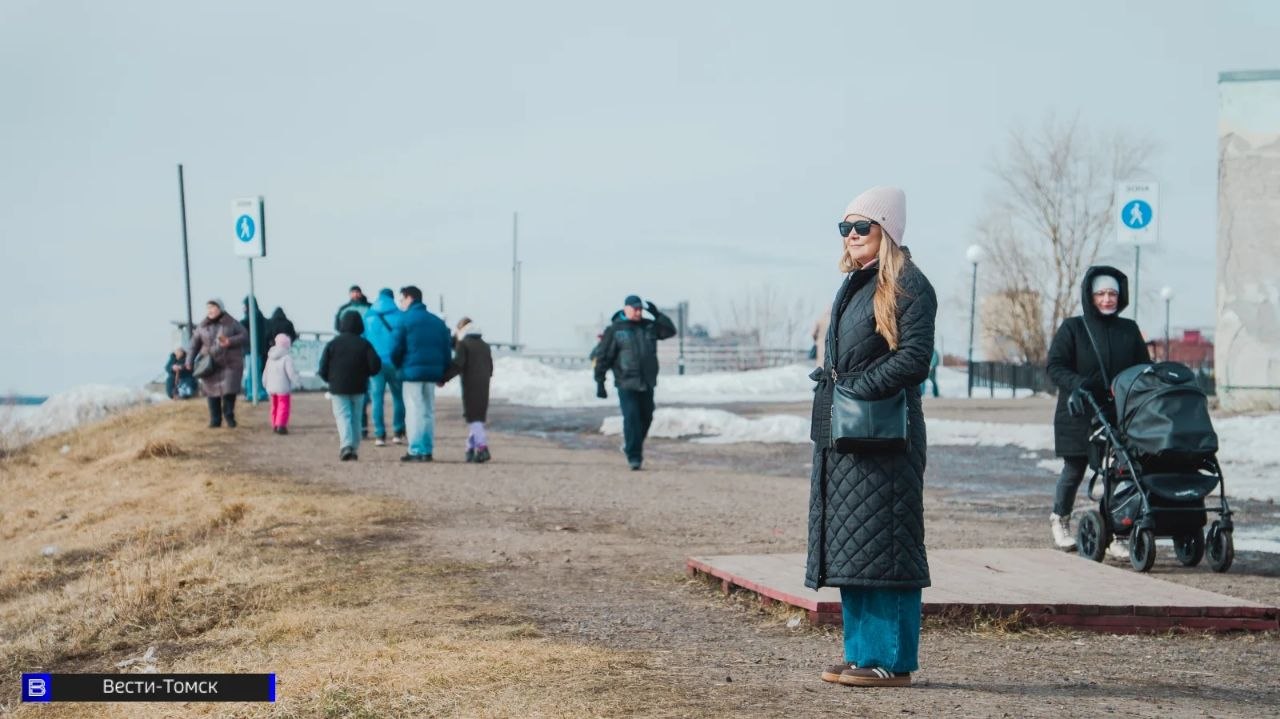 В ожидании чуда: набережная в центре Томска заполнилась зрителями В ожидании чуда: набережная в центре Томска заполнилась зрителями