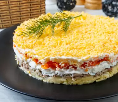 Кулинарная классика: как приготовить салат "Мимоза" с рыбными консервами