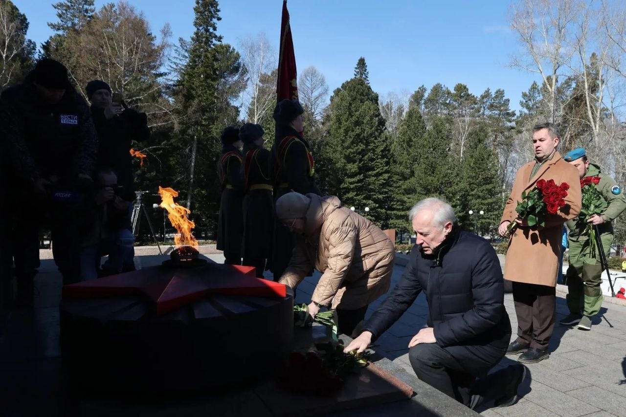 Владимир Мазур: Вместе с поисковиками и ветеранами боевых действий открыли сегодня в Лагерном саду региональную «Вахту памяти»