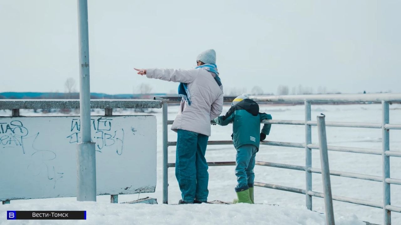 В ожидании чуда: набережная в центре Томска заполнилась зрителями В ожидании чуда: набережная в центре Томска заполнилась зрителями