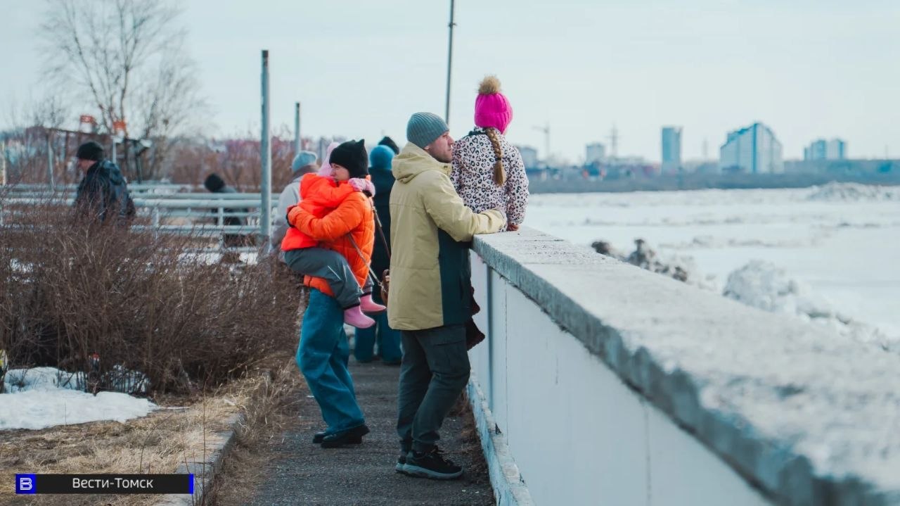 В ожидании чуда: набережная в центре Томска заполнилась зрителями В ожидании чуда: набережная в центре Томска заполнилась зрителями