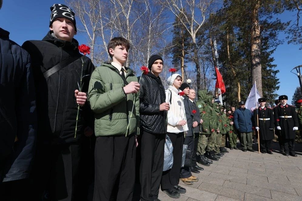 Владимир Мазур: Вместе с поисковиками и ветеранами боевых действий открыли сегодня в Лагерном саду региональную «Вахту памяти» Владимир Мазур: Вместе с поисковиками и ветеранами боевых действий открыли сегодня в Лагерном саду региональную «Вахту памяти»