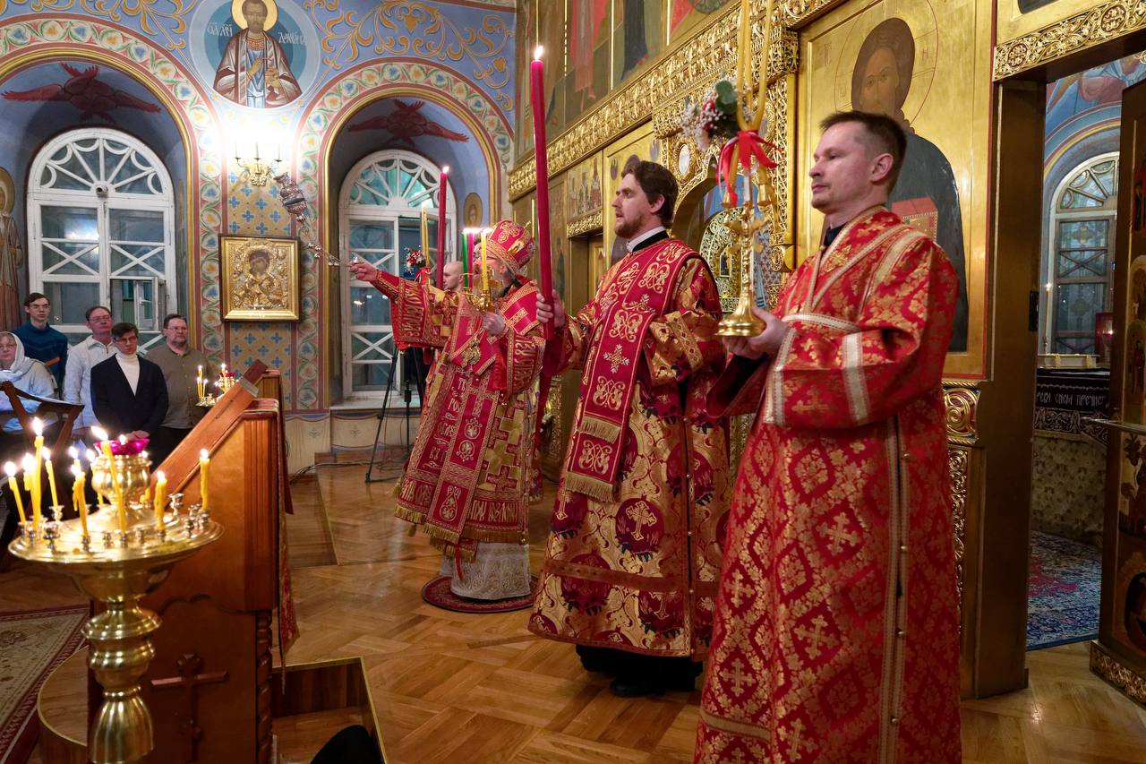 Дмитрий Махиня: Ночью посетил праздничную пасхальную службу в Богоявленском соборе Дмитрий Махиня: Ночью посетил праздничную пасхальную службу в Богоявленском соборе