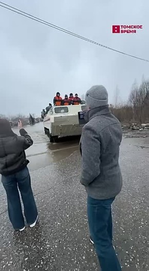 Спасатели продолжают эвакуировать людей из зоны подтопления