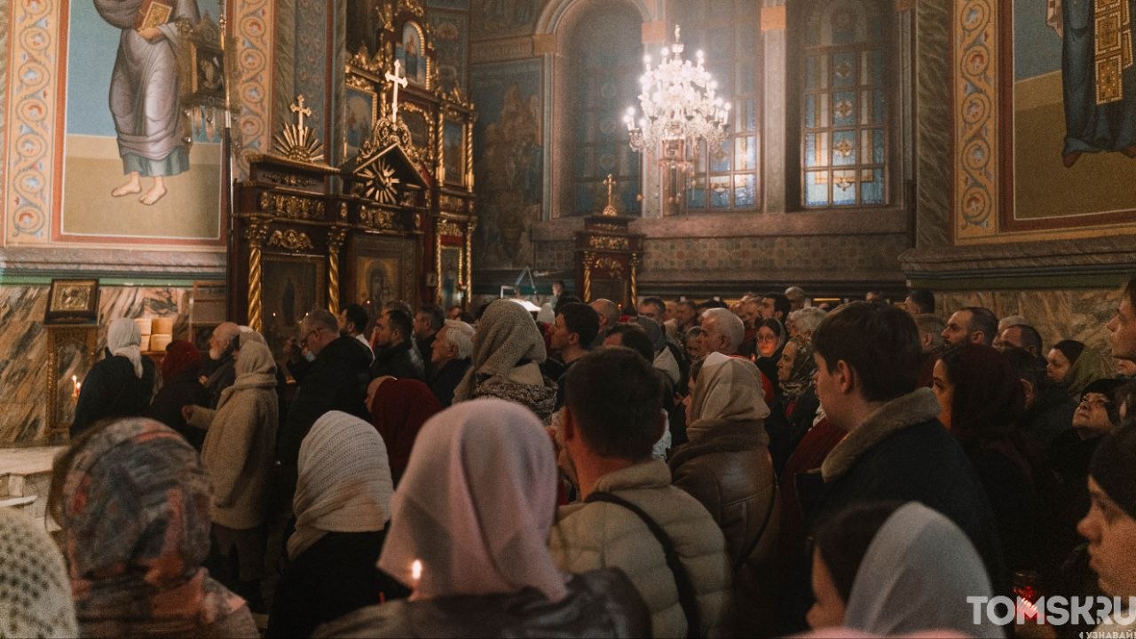 Пасхальную ночь в Томске встретили сотни горожан — в храмах прошли праздничные богослужения, крестные ходы и литургии Пасхальную ночь в Томске встретили сотни горожан — в храмах прошли праздничные богослужения, крестные ходы и литургии