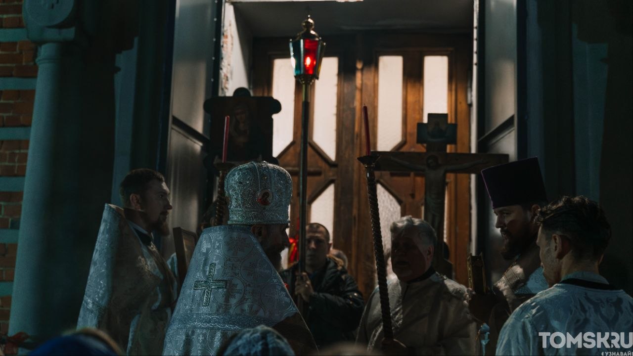 Пасхальную ночь в Томске встретили сотни горожан — в храмах прошли праздничные богослужения, крестные ходы и литургии Пасхальную ночь в Томске встретили сотни горожан — в храмах прошли праздничные богослужения, крестные ходы и литургии