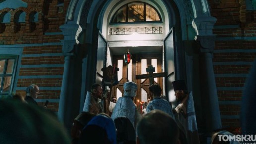 Пасхальную ночь в Томске встретили сотни горожан — в храмах прошли праздничные богослужения, крестные ходы и литургии