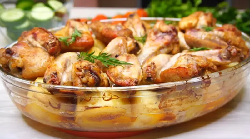 Вкусный праздник в тандеме: картошка с куриными крылышками из духовки