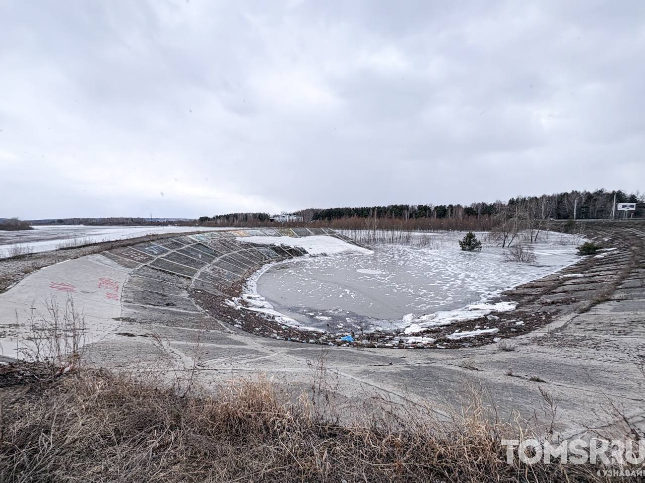 Под Коммунальным мостом снова вода Под Коммунальным мостом снова вода