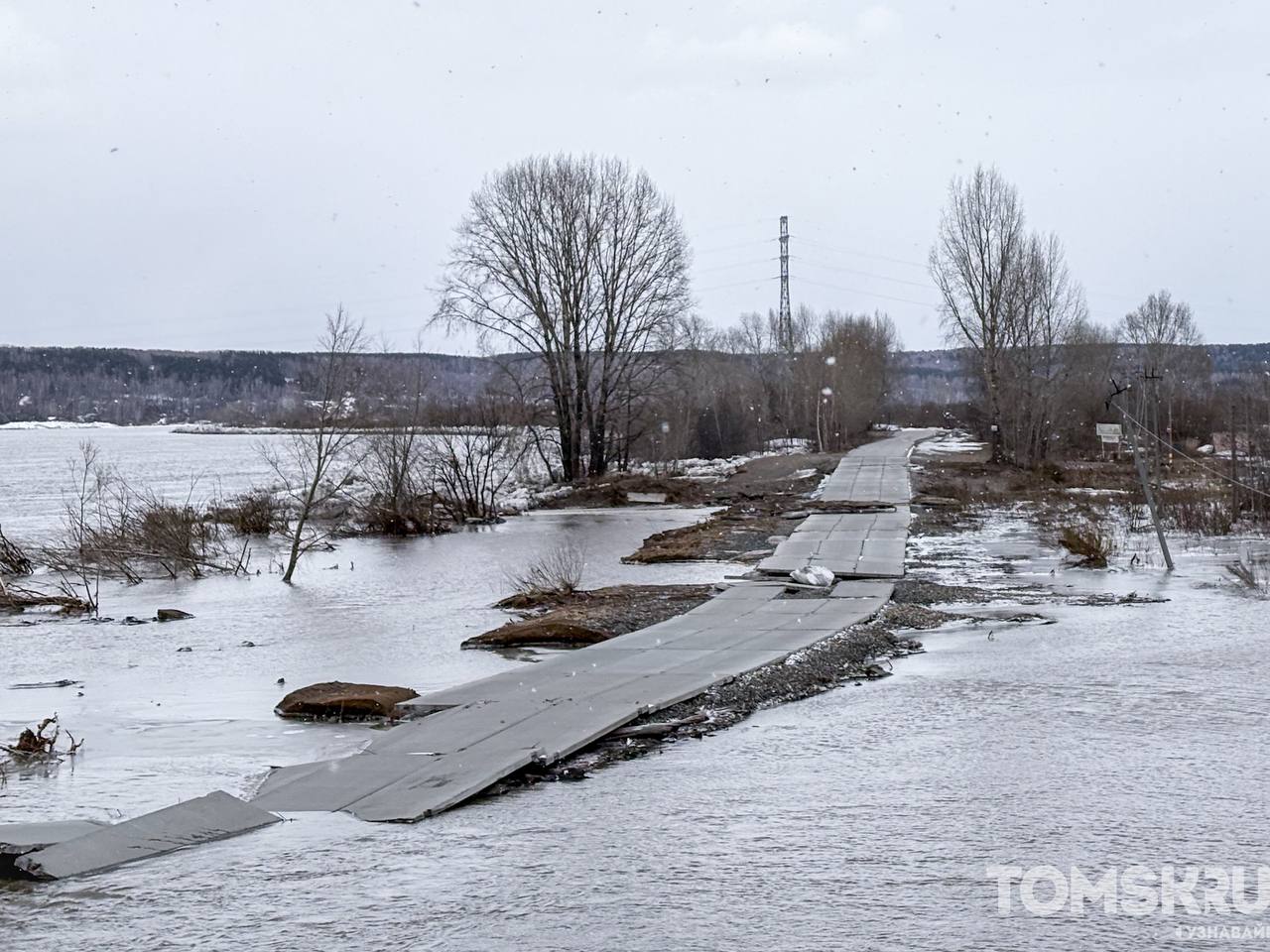 Под Коммунальным мостом снова вода Под Коммунальным мостом снова вода