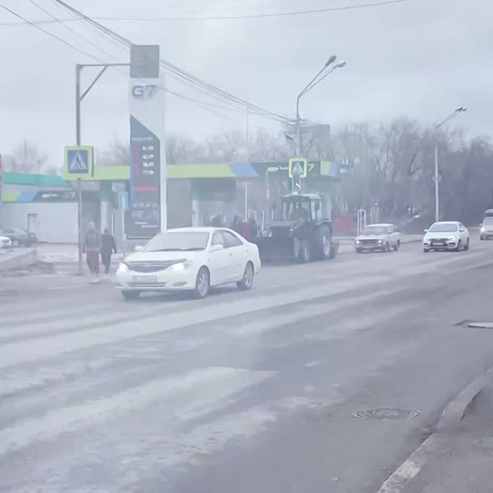 Дмитрий Махиня: Погода не балует томичей теплом, но службы активно очищают город от зимних накоплений – пыли, грязи, пескосоляной смеси
