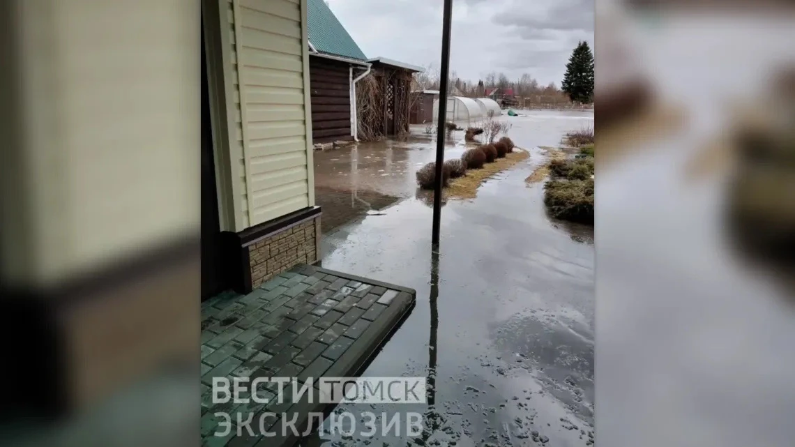 "Как можно не помочь человеку": 65-летний томич на лодке спасает затопленный поселок