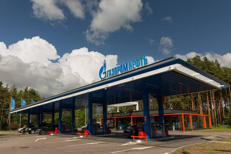 «Газпром нефть» продолжает расширять сеть АЗС: в 2025 году компания открыла 36 новых станций, и общее число выросло до 1585