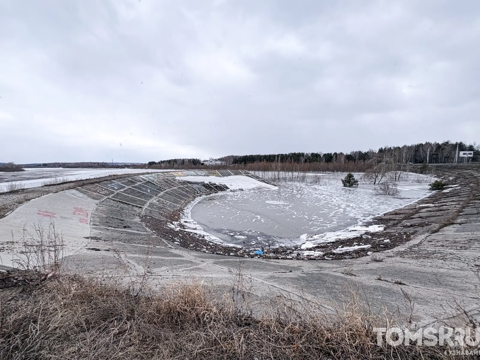 Под Коммунальным мостом снова вода Под Коммунальным мостом снова вода