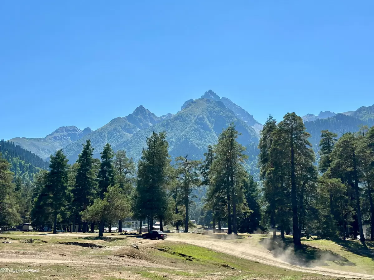 Кемпинг в Архызе: стоит ли платить 600 рублей за незабываемый отдых?