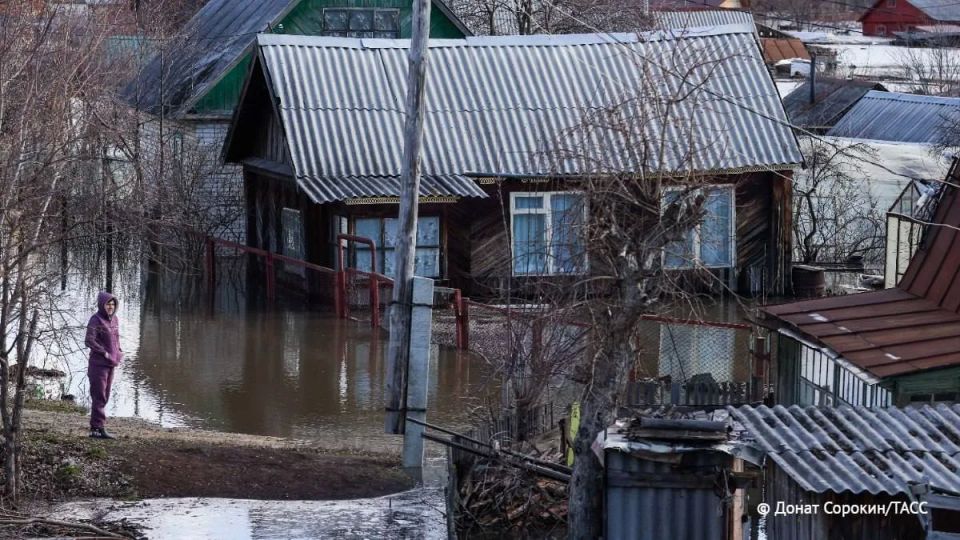 Сложная паводковая обстановка сохраняется в семи регионах Сибири — в Алтайском и Красноярском краях, а также в Иркутской, Новосибирской, Омской, Томской и Кемеровской областях
