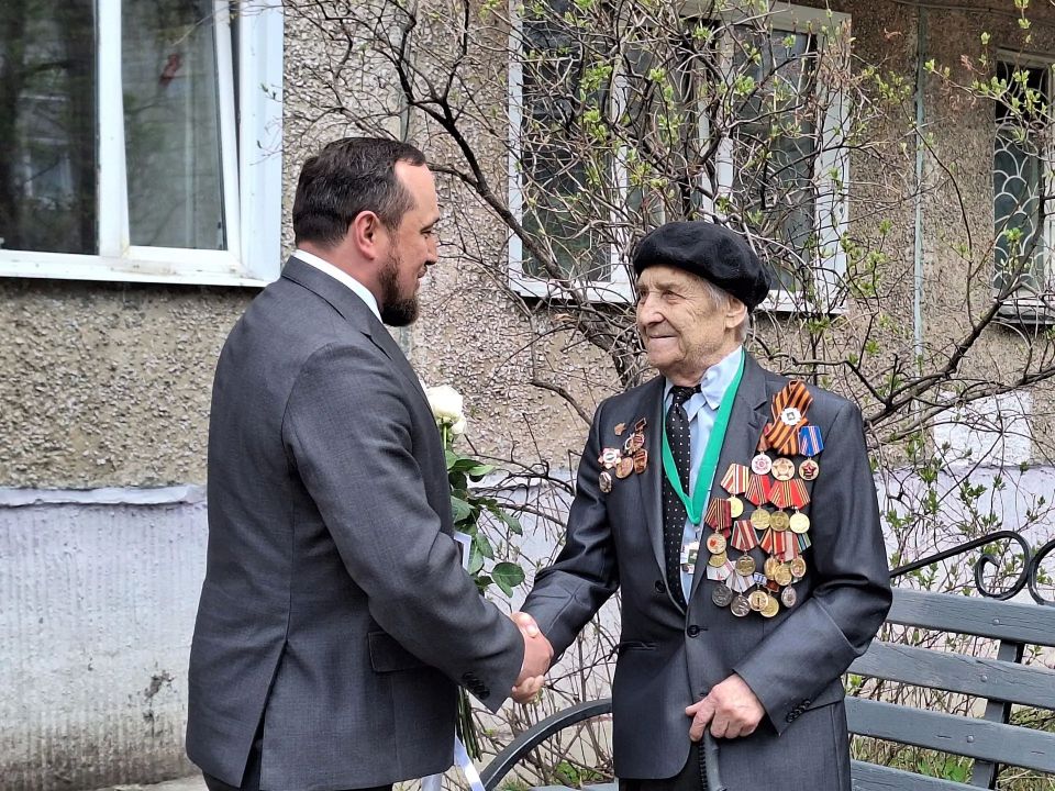Председатель городской Думы накануне Дня Победы поздравил ветеранов Великой Отечественной войны – почётных граждан Томска Председатель городской Думы накануне Дня Победы поздравил ветеранов Великой Отечественной войны – почётных граждан Томска