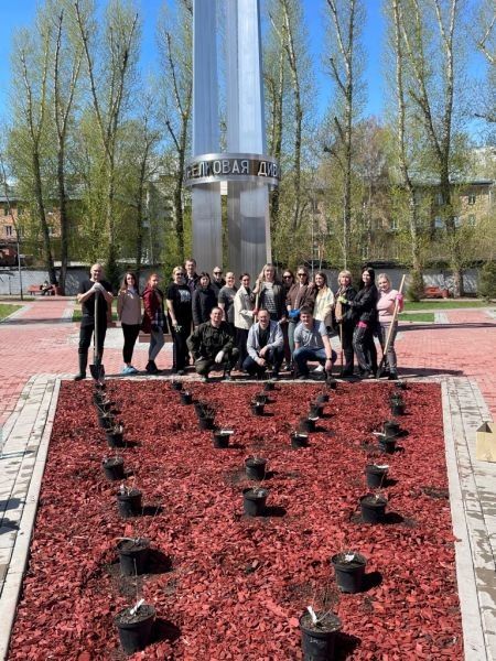 В преддверии 81 годовщины Дня Победы в Великой Отечественной войне в сквере 166-й Стрелковой Дивизии в г.Томске сотрудниками правовых подразделений высажена «Клумба поколений», как символ поклонения героизму, мужеству и... В преддверии 81 годовщины Дня Победы в Великой Отечественной войне в сквере 166-й Стрелковой Дивизии в г.Томске сотрудниками правовых подразделений высажена «Клумба поколений», как символ поклонения героизму, мужеству и...