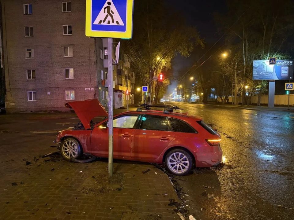 7 мая 2026 года около 00 часов 10 минут в городе Томске на проспекте Ленина, напротив дома №194, произошло столкновение двух встречных транспортных средств 7 мая 2026 года около 00 часов 10 минут в городе Томске на проспекте Ленина, напротив дома №194, произошло столкновение двух встречных транспортных средств