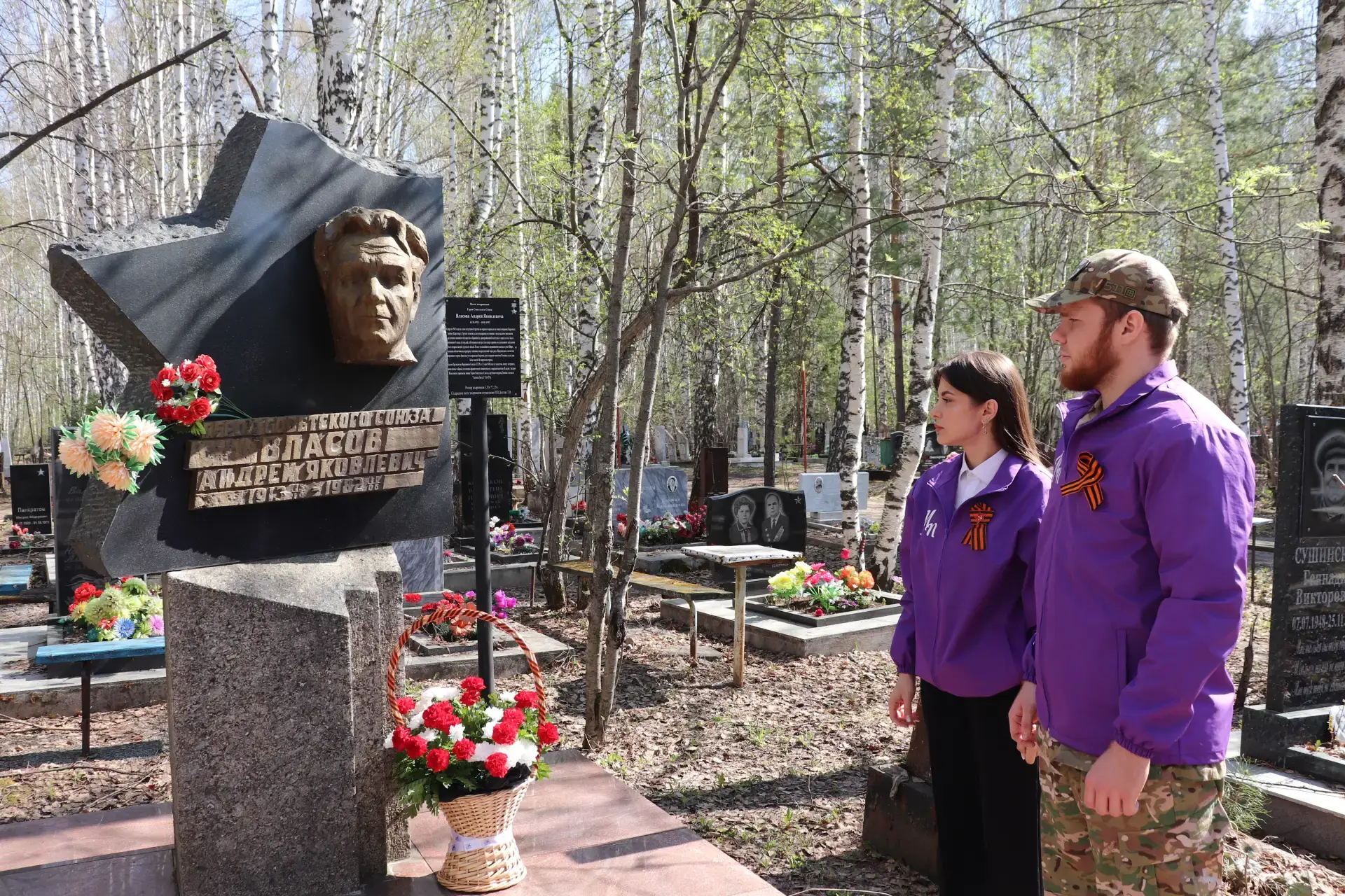 В Томской области почтили память Героев Отечества: цветы к местам захоронений возложили молодые парламентарии В Томской области почтили память Героев Отечества: цветы к местам захоронений возложили молодые парламентарии