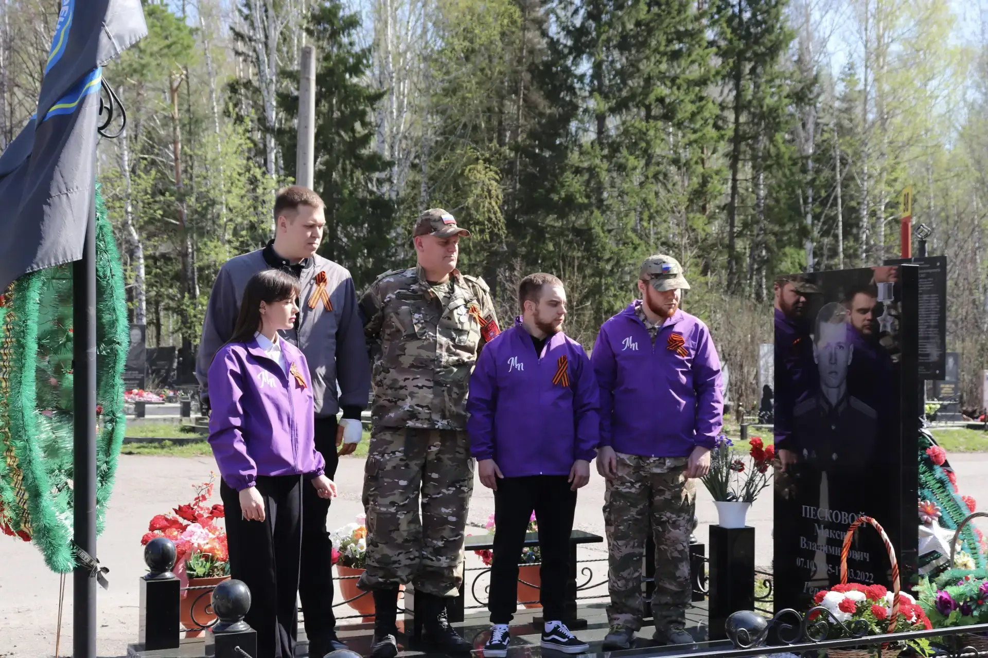 В Томской области почтили память Героев Отечества: цветы к местам захоронений возложили молодые парламентарии